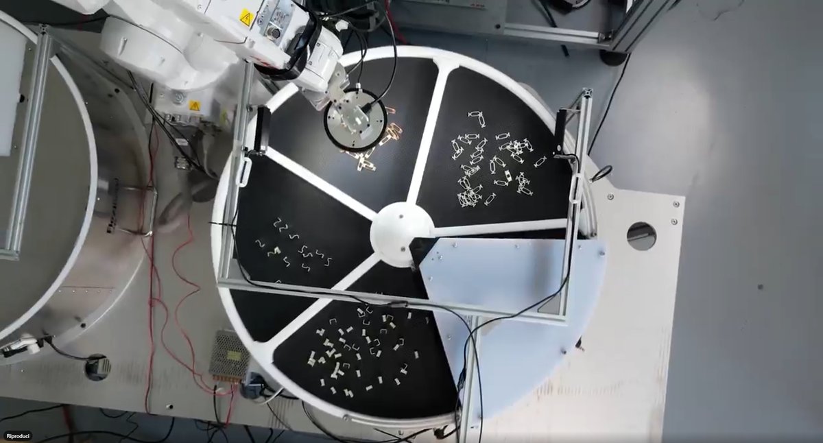 FlexiBowl sectored disc feeding multiple small metal component types to a robot