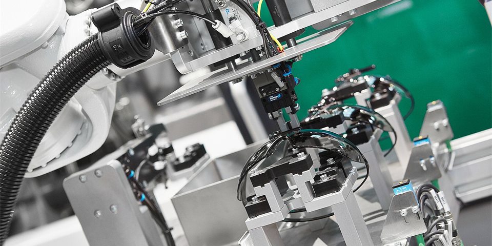 Robot handling moulded eyewear lenses in an Arburg turnkey cell