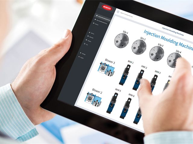 Operator using the Moretto MOWIS supervision software on a tablet