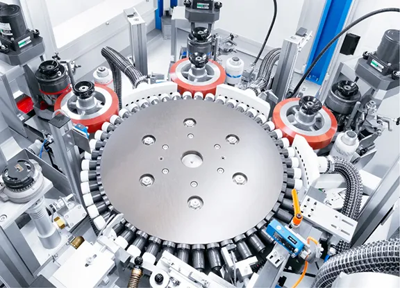 Rotary closure moulding machine producing caps