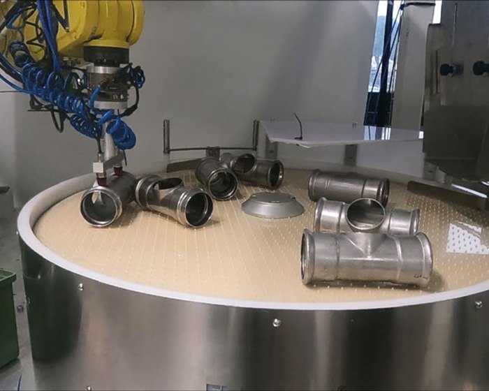 FlexiBowl feeding large metal pipe fittings