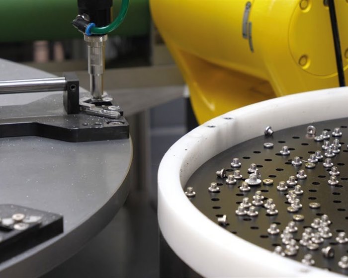 FlexiBowl feeding small screws to a FANUC robot